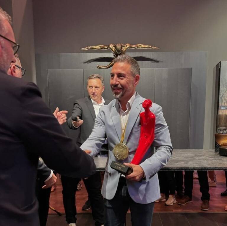 Agustín Buraglia recibiendo el premio Neola 2024 en Berlín