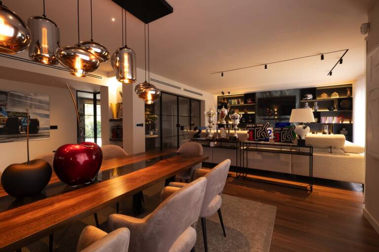 Salón comedor con cocina integrada en una reforma integral en Valencia con diseño de interiorismo coherente y materiales de alta calidad