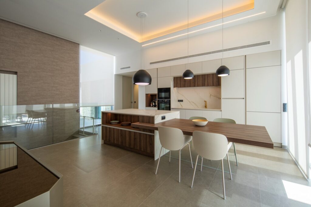 Cocinas abiertas en Valencia: diseño, amplitud y funcionalidad para una vivienda contemporánea