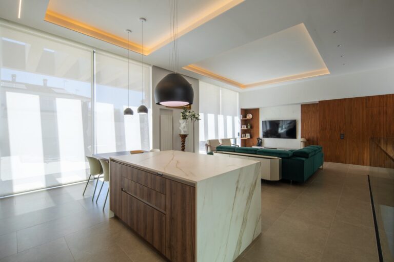 Tecnología invisible en el interiorismo: cuando la innovación se integra sin alterar el diseño